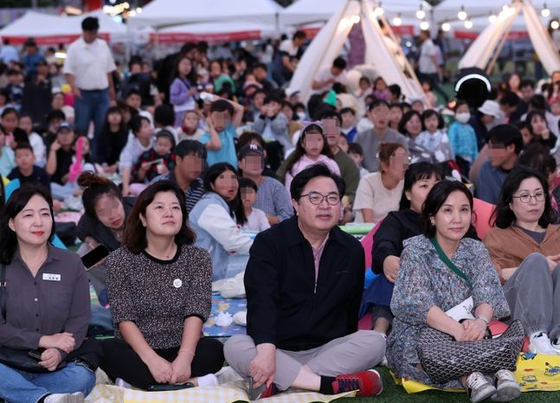 Park Il-ha, head of Dongjak District Office, center, at Noryangjin Soccer Field with residents on Sept. 21. [DONGJAK DISTRICT]