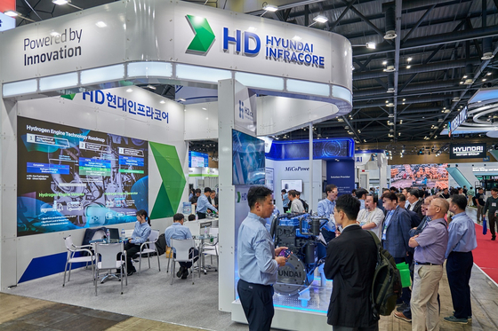 Attendees browse HD Hyundai Infracore's booth at the recent H2 MEET 2024 exhibition, which took place Sept. 25-27 at Kintex in Gyeonggi. [YONHAP]