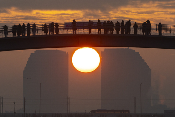 Seonyugyo or Seonyu Bridge is a way to Seonyudo Park in Seonyu Island, Yeongdeungpo District, western Seoul. [YONHAP]