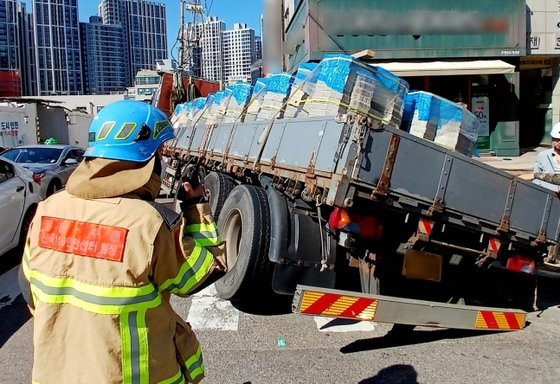 A 25-ton truck lies in the sinkhole that opened up in Incheon on Friday. [INCHEON FIRE SERVICES] 