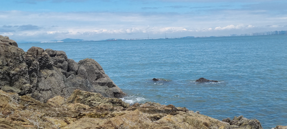 The sea view along the trekking trail of Gubong-do at Daebudo in Ansan, Gyeonggi [KIM DONG-EUN]