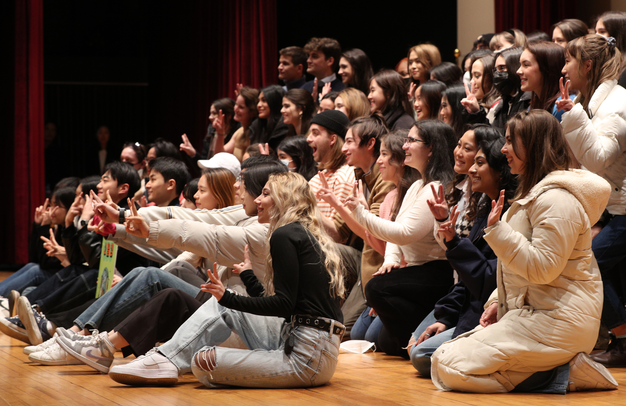 Korea University's international students pose for a group photo after last year's freshmen orientation session. The Education Ministry will open the LA Study in Korea Information Center on Friday to encourage more international students from North America to study in Korea. [NEWS1] 