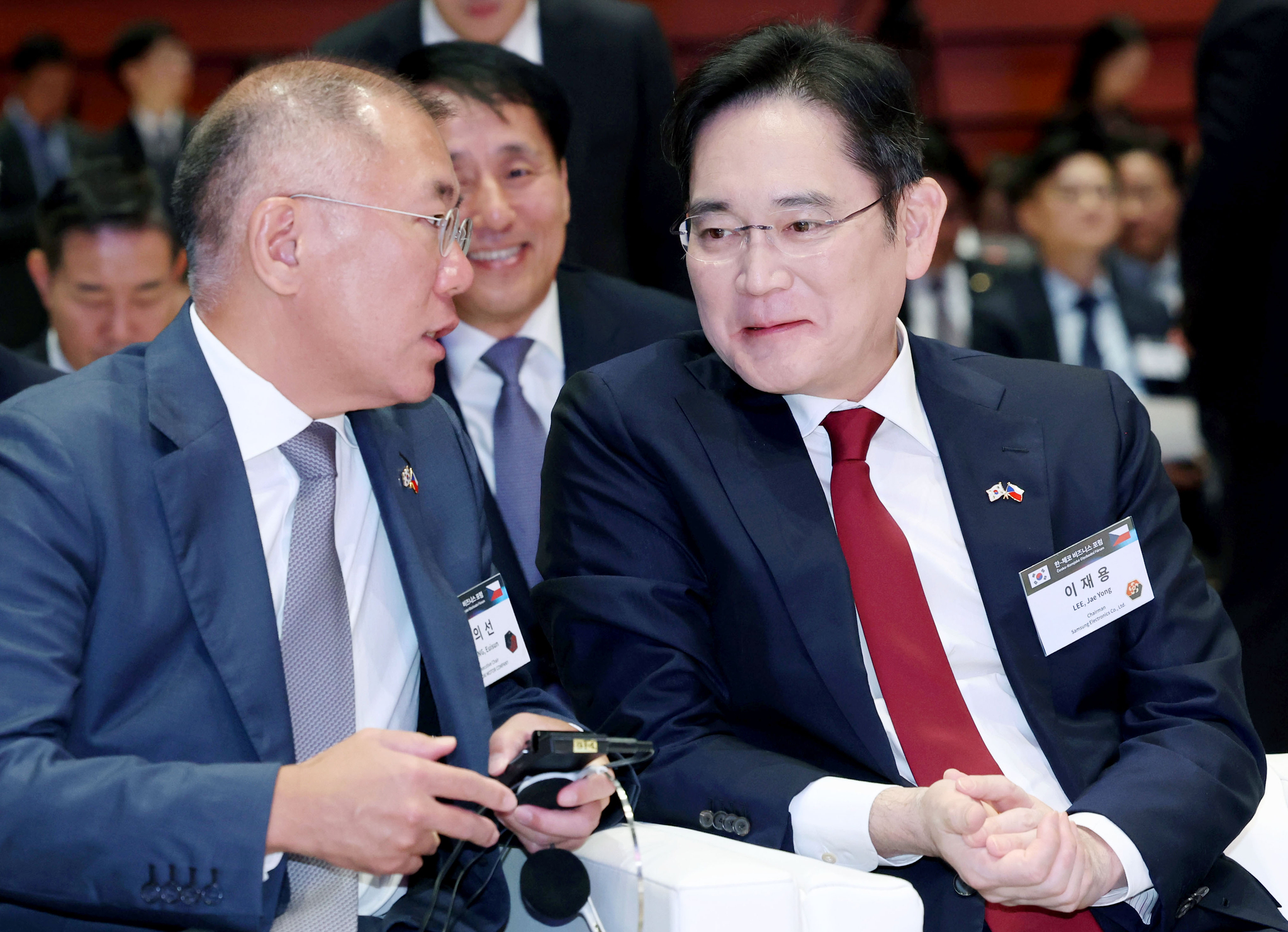 Samsung Electronics Chairman Lee Jae-yong, right, and Hyundai Motor Group Chairman Euisun Chung converse during a business forum in Prague, Czech Republic, on Sept. 20. [YONHAP]