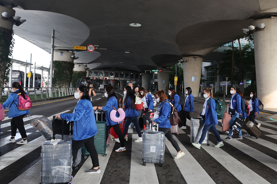 A group of caregivers from the Philippines arrive at Incheon airport on Aug. 6 for a pilot project to ease child care burdens in households. [YONHAP] 