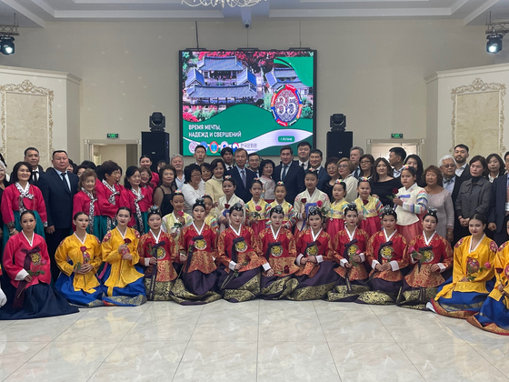 Attendees at the 35th-anniversary event for the Association of Koreans in Kazakhstan, including Korean Ambassador to Kazakhstan Cho Tae-ick, center, pose for a photo at Aray Banquet Hall in Astana on Friday. [LIM JEONG-WON]