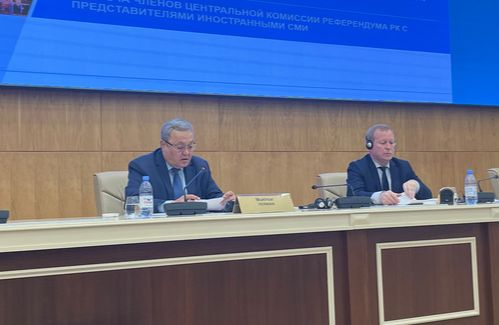 Mukhtar Yerman, Secretary of the Central Election Commission (CEC) of Kazakhstan, left, and Konstantin Petrov, Deputy Director of the CEC, speak during a press conference for foreign correspondents at the CEC headquarters in Astana on Saturday. [LIM JEONG-WON]