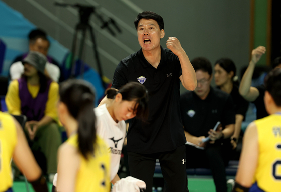 Suwon Hyundai Engineering & Construction Hillstate head coach Kang Sung-hyung, center, instructs his players during the 2024 Korea Volleyball Federation (KOVO) Cup final at Tongyeong Gymnasium in Tongyeong, South Gyeongsang on Sunday. [NEWS1]