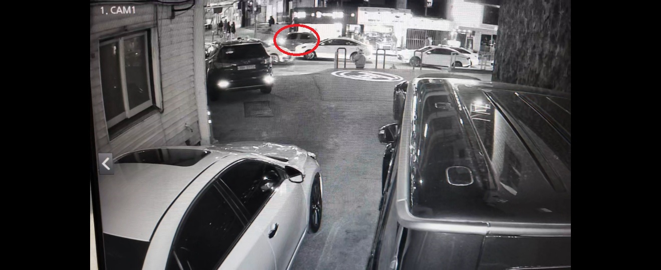 According to camera footage, a vehicle allegedly driven by Moon Da-hye appears to have carelessly changed lanes in front of the Hamilton Hotel in Itaewon, Yongsan District in central Seoul at around 2:51 a.m. on Saturday. [JOONGANG PHOTO]