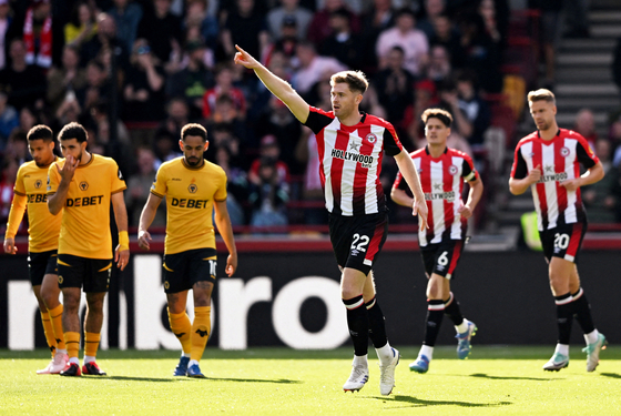 Brentford's Nathan Collins, third from right, celebrates during the Premier League match against Wolverhampton Wanderers at Gtech Community Stadium in London on Saturday. [REUTERS/YONHAP] 