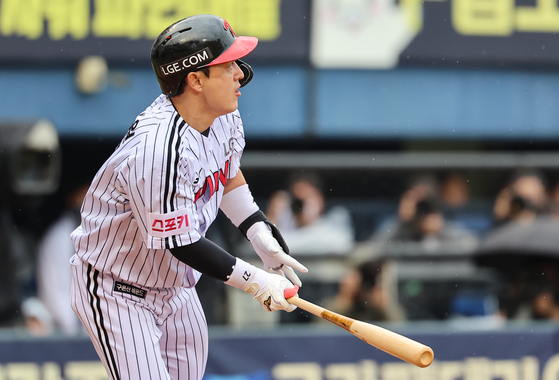 The LG Twins' Park Dong-won in action during Game 2 of the first round in the KBO npostseason at Jamsil Baseball Stadium in soutern Seoul on Sunday. [NEWS1] 