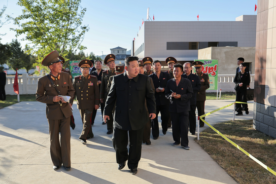 North Korean leader Kim Jong-un, center, tours an industrial complex in North Pyongan Province in this photo released by the Rodong Sinmun, the newspaper of the regime's ruling Workers' Party, on Sunday. [NEWS1]