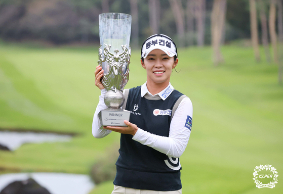 Kim Su-ji poses with the Hite Jinro Championship trophy at Blue Heron Golf Club in Yeoju, Gyeonggi on Sunday. [YONHAP] 