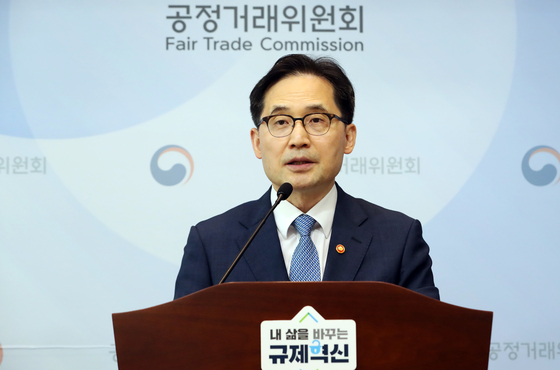 Fair Trade Commission Chairman Han Ki-jeong speaks at a press conference at the Sejong government complex on Sept. 9. [NEWS1]