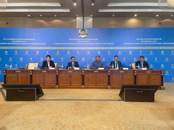 Officials from the Ministry of Foreign Affairs of Kazakhstan and members of international observer organizations speak during a press conference for foreign correspondents at the Saad Hotel in Astana on Sunday. [LIM JEONG-WON]