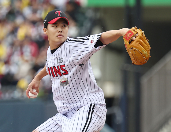 The LG Twins' Im Chan-kyu pitches against the KT Wiz during Game 2 of the first round in the KBO postseason at Jamsil Baseball Stadium in southern Seoul on Sunday. [YONHAP]