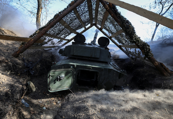 Artillerymen of the 15th Operative Purpose Brigade of the Ukrainian National Guard fire a 2S1 Gvozdika self-propelled howitzer towards Russian troops amid a Russian assault near the town of Pokrovsk in the Donetsk region on Thursday. [REUTERS/YONHAP] 