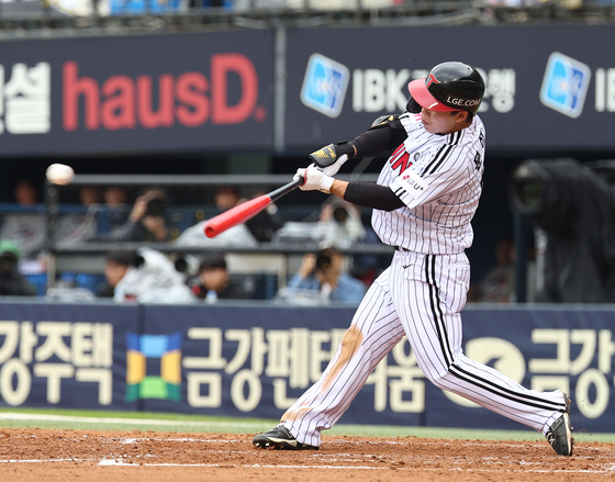 The LG Twins' Moon Sung-ju in action during Game 2 of the first round in the KBO postseason at Jamsil Baseball Stadium in southern Seoul on Sunday. [YONHAP] 