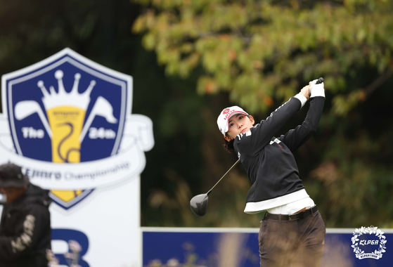 Hwang You-min hits a shot during the Hite Jinro Championship at Blue Heron Golf Club in Yeoju, Gyeonggi on Sunday. [YONHAP]