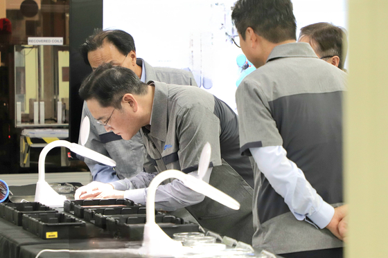 Samsung Electronics Executive Chairman Lee Jae-yong, second from left, inspects manufacturing facilities of multilayer ceramic capacitors (MLCC) located in Calamba in the Philippines on Sunday. [SAMSUNG ELECTRONICS]