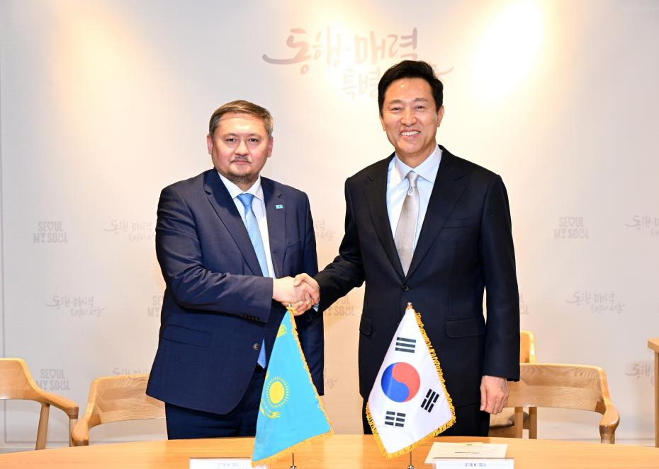 Seoul Mayor Oh Se-hoon, right, and Kazakhstan's Minister of Science and Higher Education, Sayasat Nurbek, pose for a photo after signing a memorandum to provide scholarships to Kazakh students at a meeting on April 2. [SEOUL METROPOLITAN GOVERNMENT]