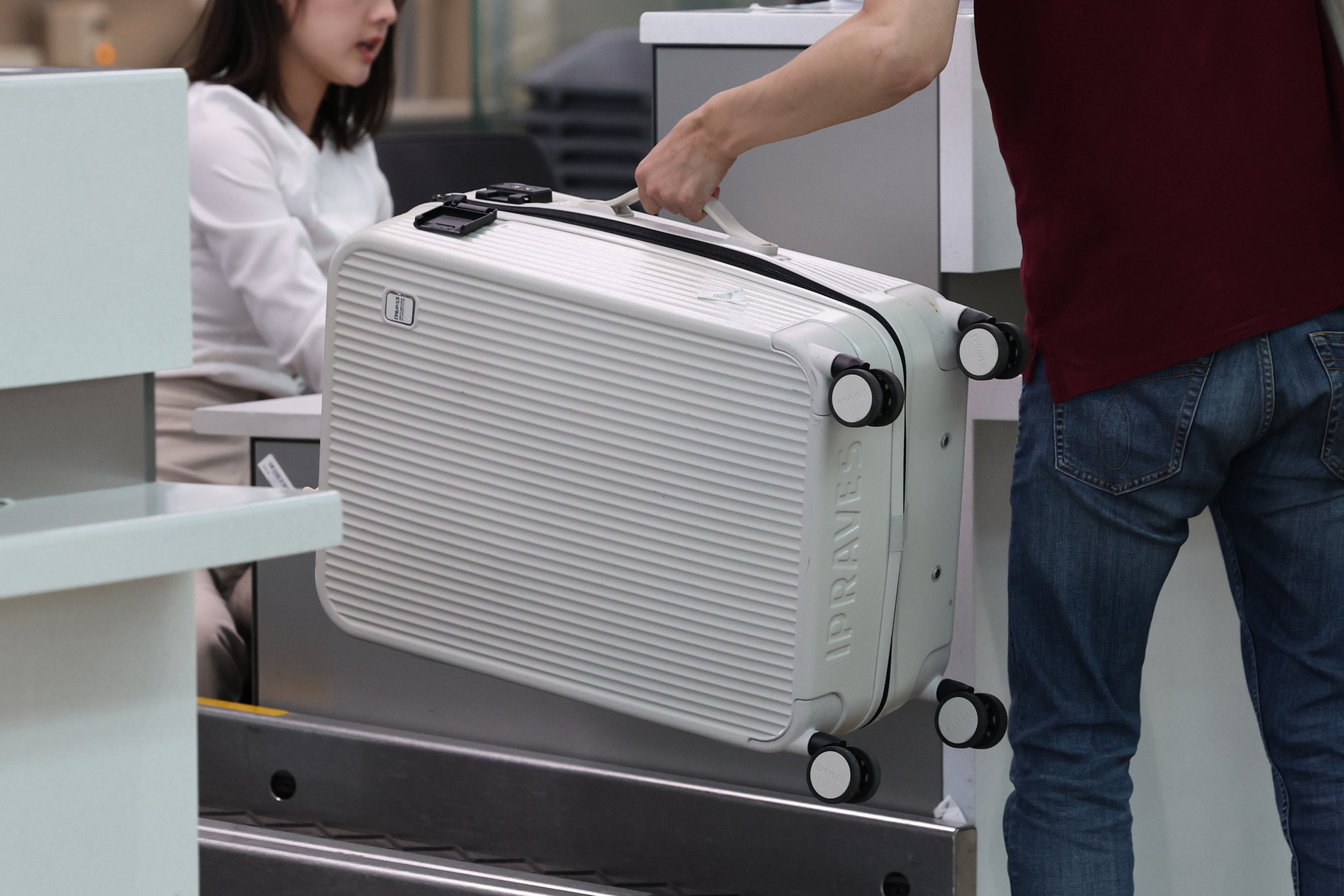 A person weighs luggage at Incheon International Airport on May 19. [YONHAP]