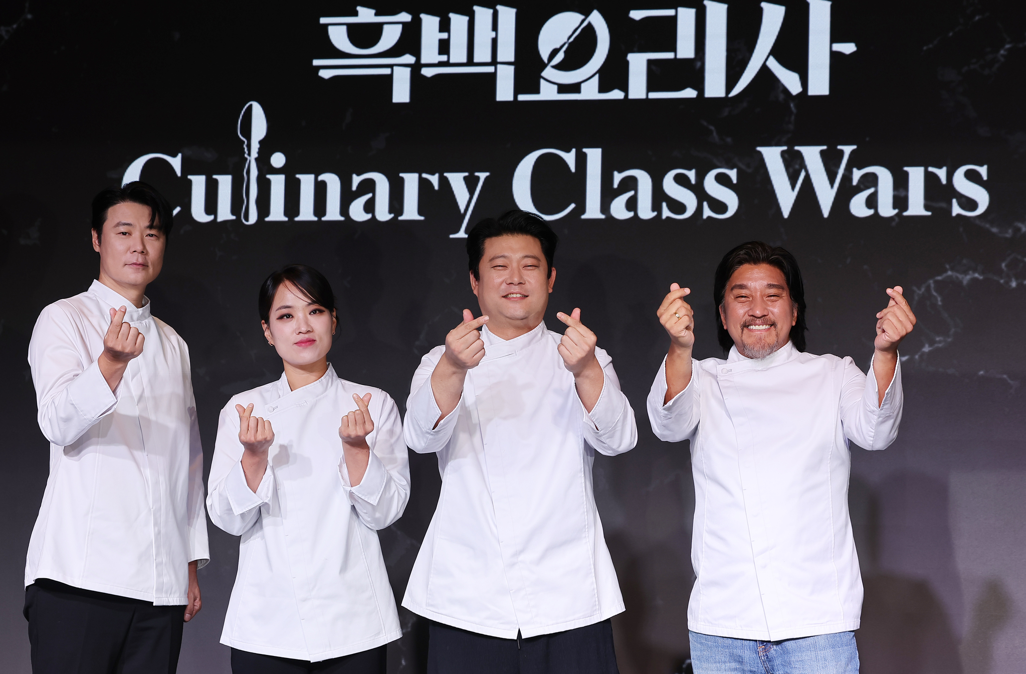 White Spoon chefs pose during the "Culinary Class Wars" press conference at Hotel Naru Seoul MGallery Ambassador in Mapo District, western Seoul, on Monday. From left are chefs Choi Hyun-seok, Jung Ji-sun, Jang Ho-joon and Edward Lee. [NEWS1]