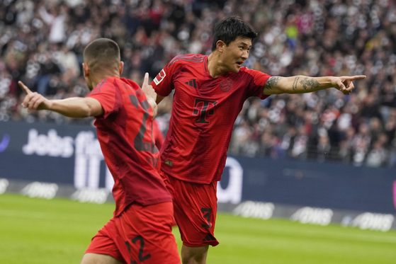 Bayern Munich defender Kim Min-jae, right, celebrates during a Bundesliga match against Eintracht Frankfurt in Frankfurt, Germany on Sunday. [AP/YONHAP] 