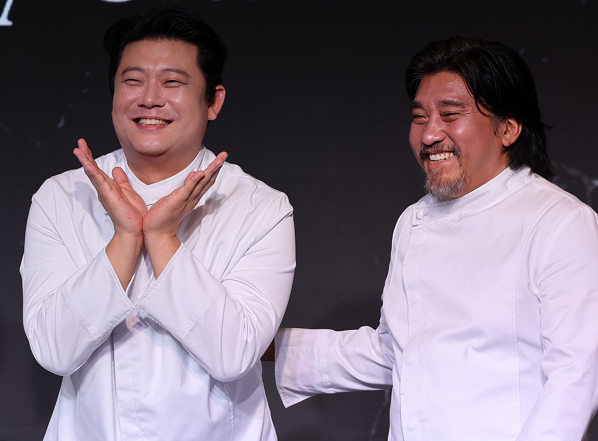 Jang Ho-joon, left, and Edward Lee pose together during the "Culinary Class Wars" press conference at Hotel Naru Seoul MGallery Ambassador in Mapo District, western Seoul, on Monday. [NEWS1]