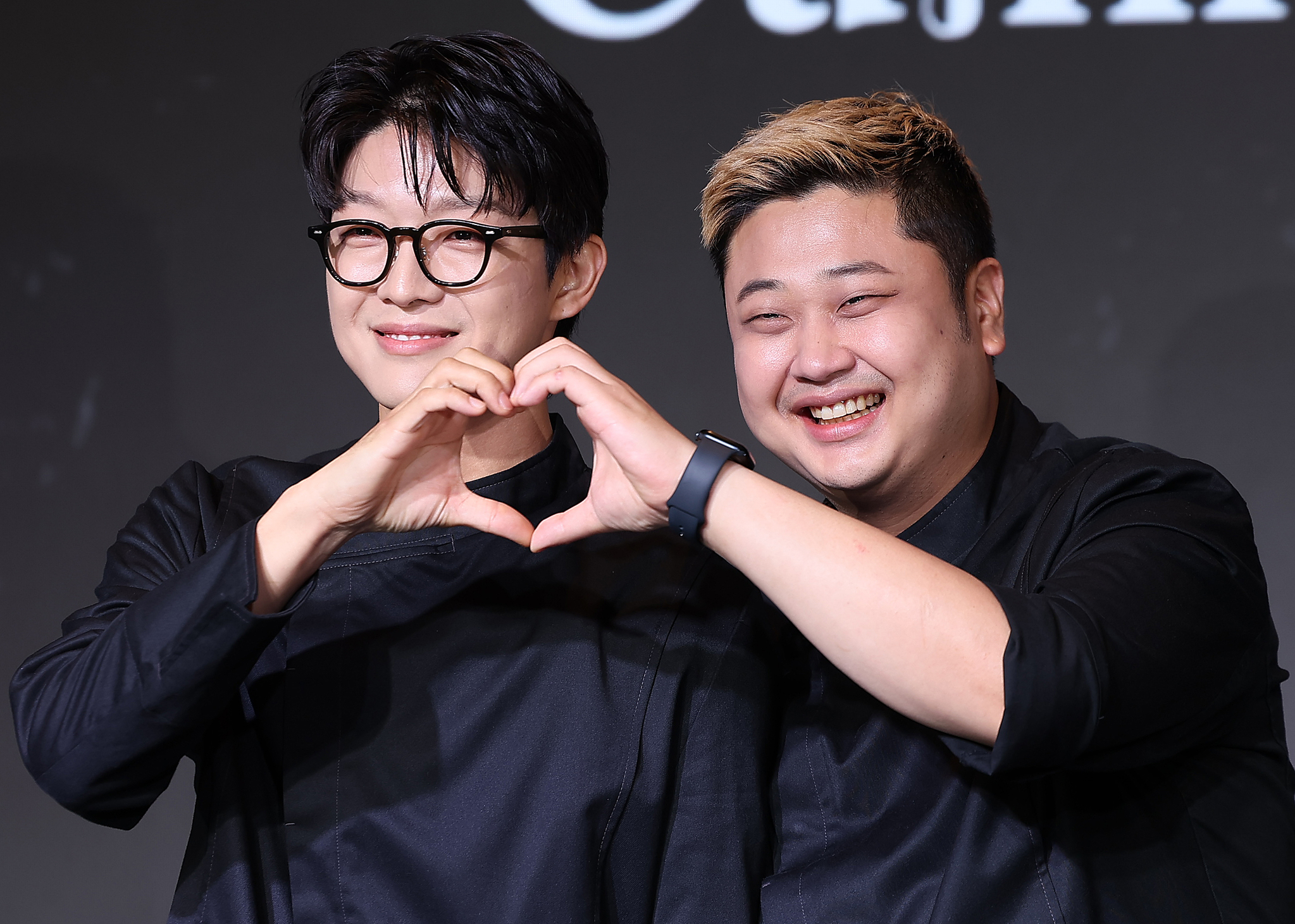 "Triple Star" Scott Kang, left, and "Cooking Maniac" Yoon Nam-no pose together during the "Culinary Class Wars" press conference at Hotel Naru Seoul MGallery Ambassador in Mapo District, western Seoul, on Monday. [NEWS1]