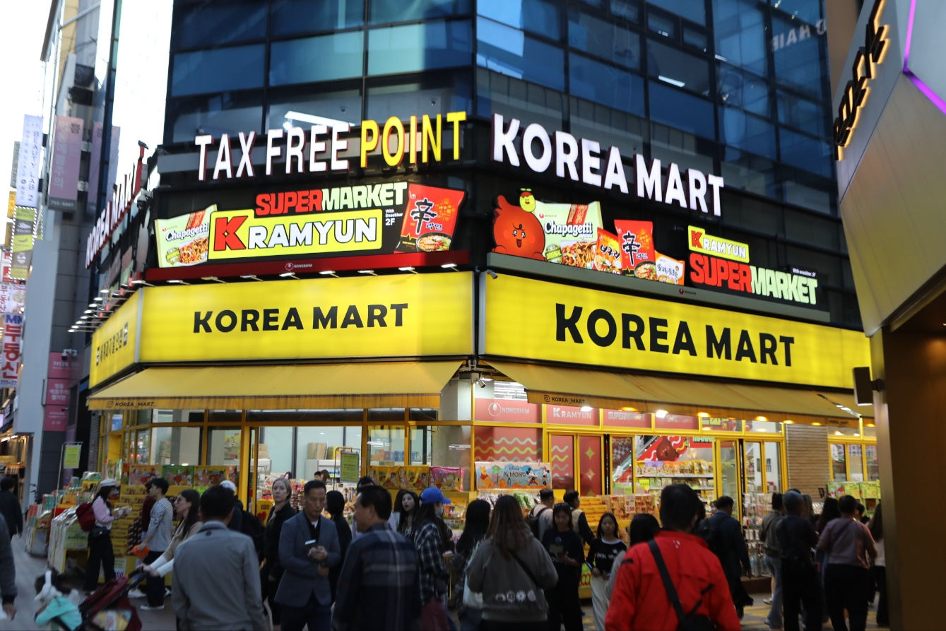 Nongshim, a food manufacturer, opened an experience store for its ramyeon products in Myeong-dong, central Seoul, on Monday. [NONGSHIM]