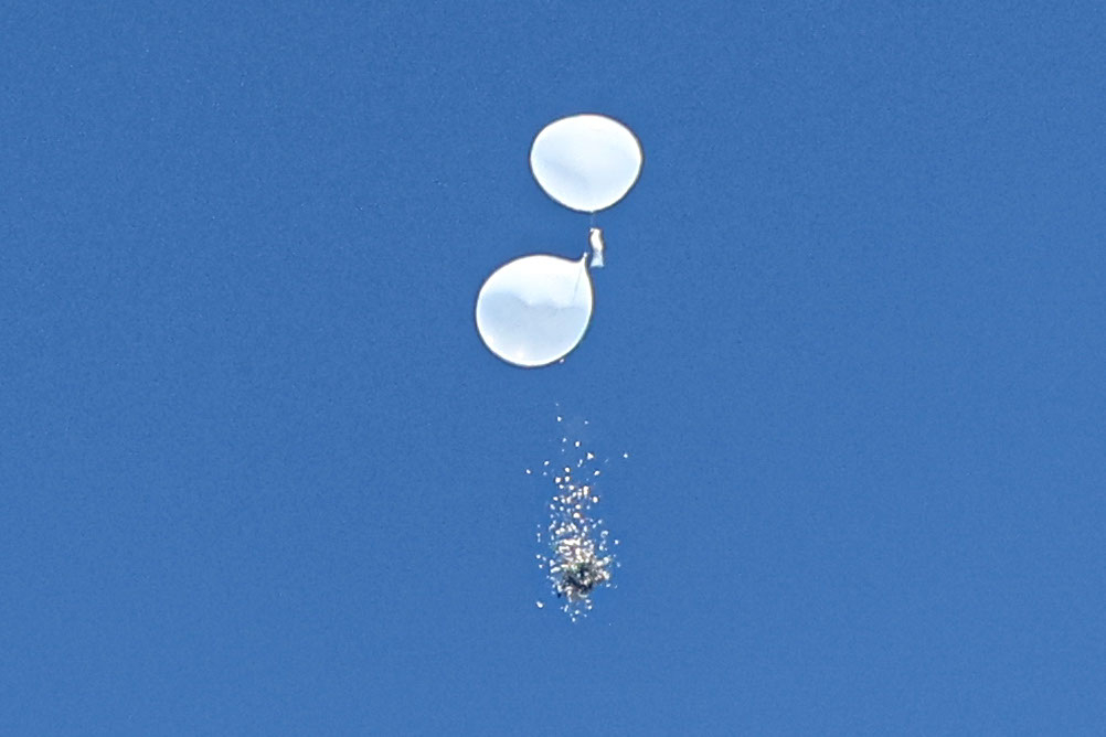 Contents carried by North Korean trash balloons fall to the ground after it exploded in the air on Friday afternoon in Mapo District, western Seoul. [JOONGANG PHOTO]