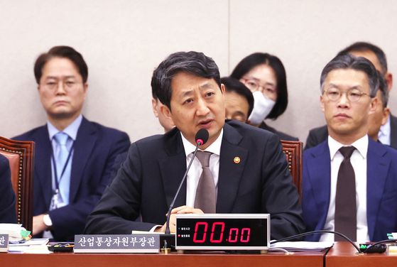 Minister of Industry, Trade and Energy Ahn Duk-geun speaks during a parliamentary audit at the National Assembly in western Seoul on Monday. [YONHAP] 