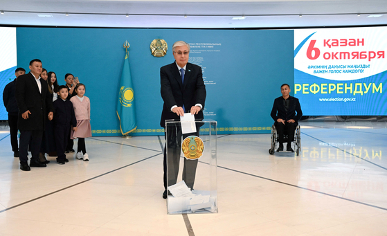 Kazakh President Kassym-Jomart Tokayev casts his vote during a referendum on the construction of a nuclear power plant, at a polling station in Astana on Sunday. [REUTERS/YONHAP]