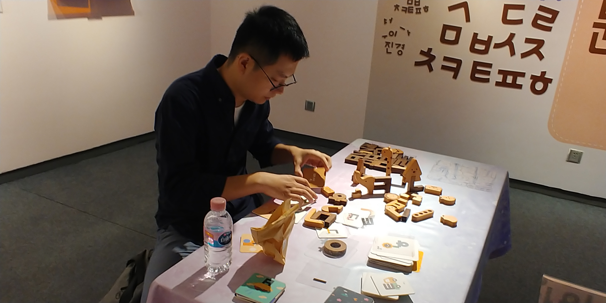 A visitor tries out Hangul blocks at a Korean culture event in Shanghai, China. [NATIONAL HANGEUL MUSEUM]