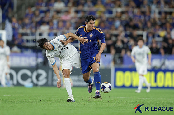 Ulsan HD forward Joo Min-kyu, right, vies for the ball during the 2024-25 AFC Champions League Elite match against Kawasaki Frontale at Munsu Football Stadium in Ulsan on Sept. 18. [NEWS1] 