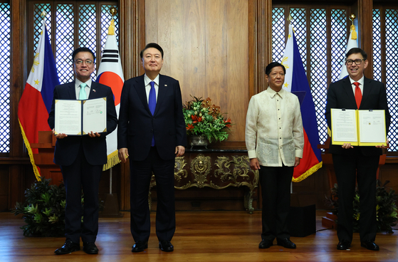 From left: Korean Minister of Economy and Finance Choi Sang-mok, President Yoon Suk Yeol, Philippine President Ferdinand Marcos, Jr. and Secretary of the Department of Finance Ralph Gonzalez Recto pose for a photo during a signing ceremony held in Manila on Monday. [YONHAP]