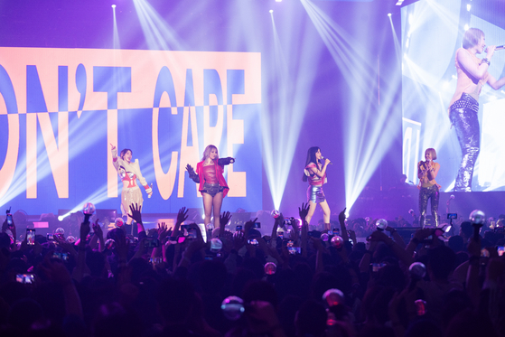 Girl group 2NE1 performs at its ″Welcome Back″ Seoul concert, held on Oct. 4, 5 and 6 at the Olympic Hall in southern Seoul. [YG ENTERTAINMENT]