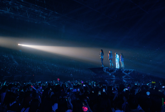 Girl group 2NE1 performs at its ″Welcome Back″ Seoul concert, held on Oct. 4, 5 and 6 at the Olympic Hall in southern Seoul. [YG ENTERTAINMENT]