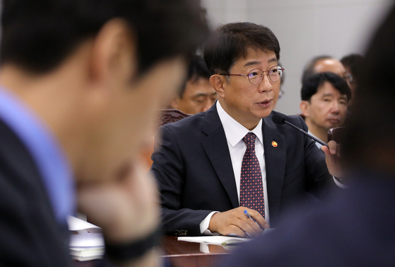 Minister of Land, Infrastructure and Transport Park Sang-woo responds to lawmakers' questions during an audit held on Monday at the Government Complex Sejong. [YONHAP]