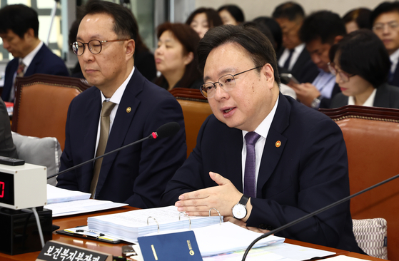 Health Minister Cho Kyoo-hong speaks at a parliamentary audit session at the National Assembly in western Seoul on Monday. [NEWS1]