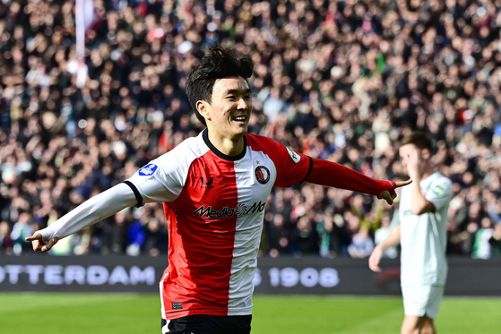 Feyenoord midfielder Hwang In-beom celebrates scoring during the Eredivisie match against Twente at Feyenoord Stadium in the Netherlands on Sunday. [AFP/YONHAP] 