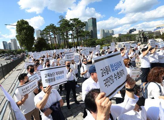 Medical professors picket against the government's health policies on Thursday near the presidential office in Yongsan, central Seoul. [YONHAP] 