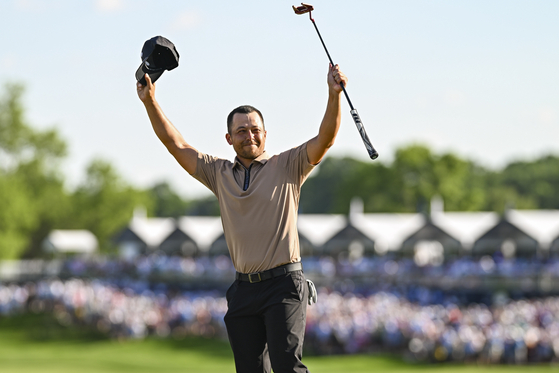 Xander Schauffele celebrates after making a winning birdie putt on the 18th hole green during the final round of the 106th PGA Championship at Valhalla Golf Club on May 19 in Louisville, Kentucky. [GETTY IMAGES]