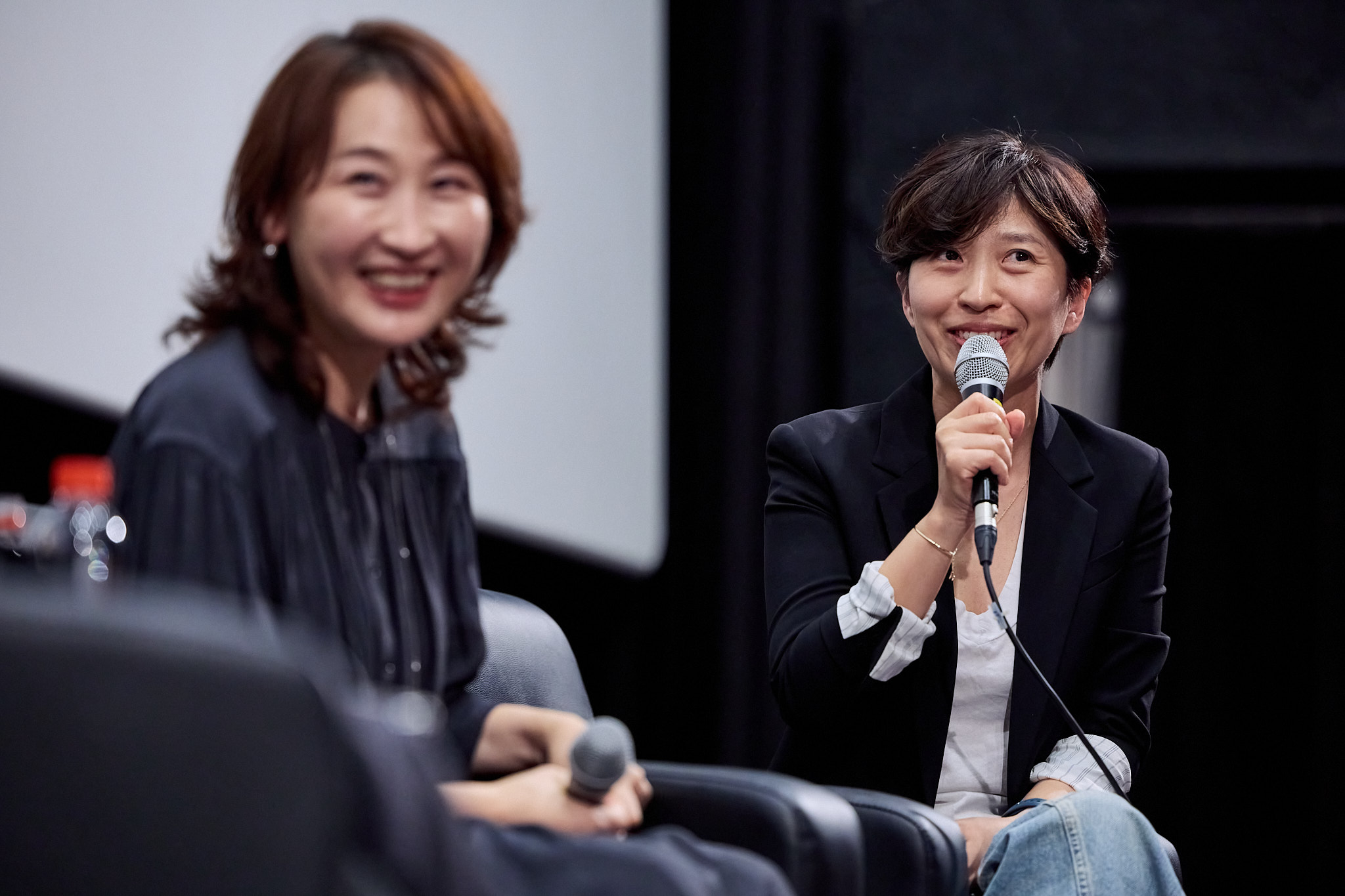 Screenwriter Chung Seo-kyung, right, speaks during a special talk session, titled “The Cinematic Life of Ryu Seong-hie: Winner of the 1st Camellia Award,” held at the Cinematheque venue at the Busan Cinema Center in Haeundae District on Saturday evening. From left, production desginer Ryu Seong-hie and Chung [BIFF]