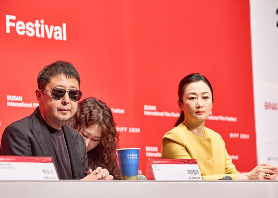 Chinese director Jia Zhangke, left, and Chinese actor Zhao Tao attend the press conference for film ″Caught by the Tides″ on Saturday held at Shinsegae Department Store in Haeundae District, Busan. [BIFF]