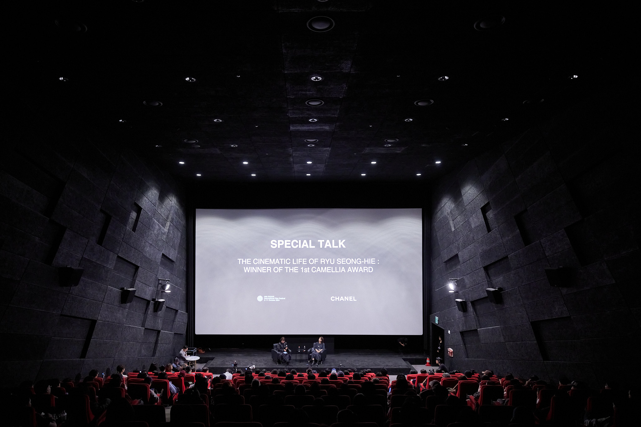 A special talk session, titled “The Cinematic Life of Ryu Seong-hie: Winner of the 1st Camellia Award,” held at the Cinematheque venue at the Busan Cinema Center in Haeundae District on Saturday evening. [BIFF]