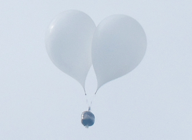 Balloons sent by North Korea carrying trash are spotted over Seoul on Monday. [YONHAP]