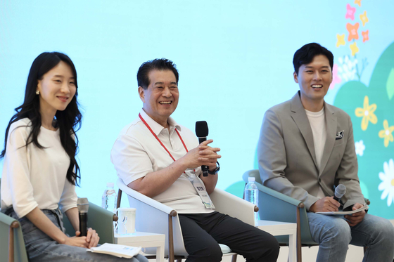 Posco Group chairman and CEO Chang In-hwa, middle, outlined on July 1 during the “CEO Town Hall Meeting” held in Pohang, North Gyeongsang, that the group aims to reach a market capitalization of 200 trillion won ($144 billion). [POSCO GROUP]