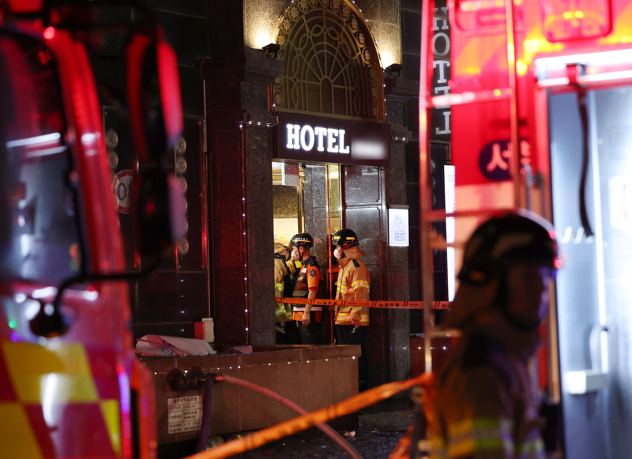 Firefighters inspect a hotel in Bucheon, Gyeonggi on Aug. 22. [YONHAP] 