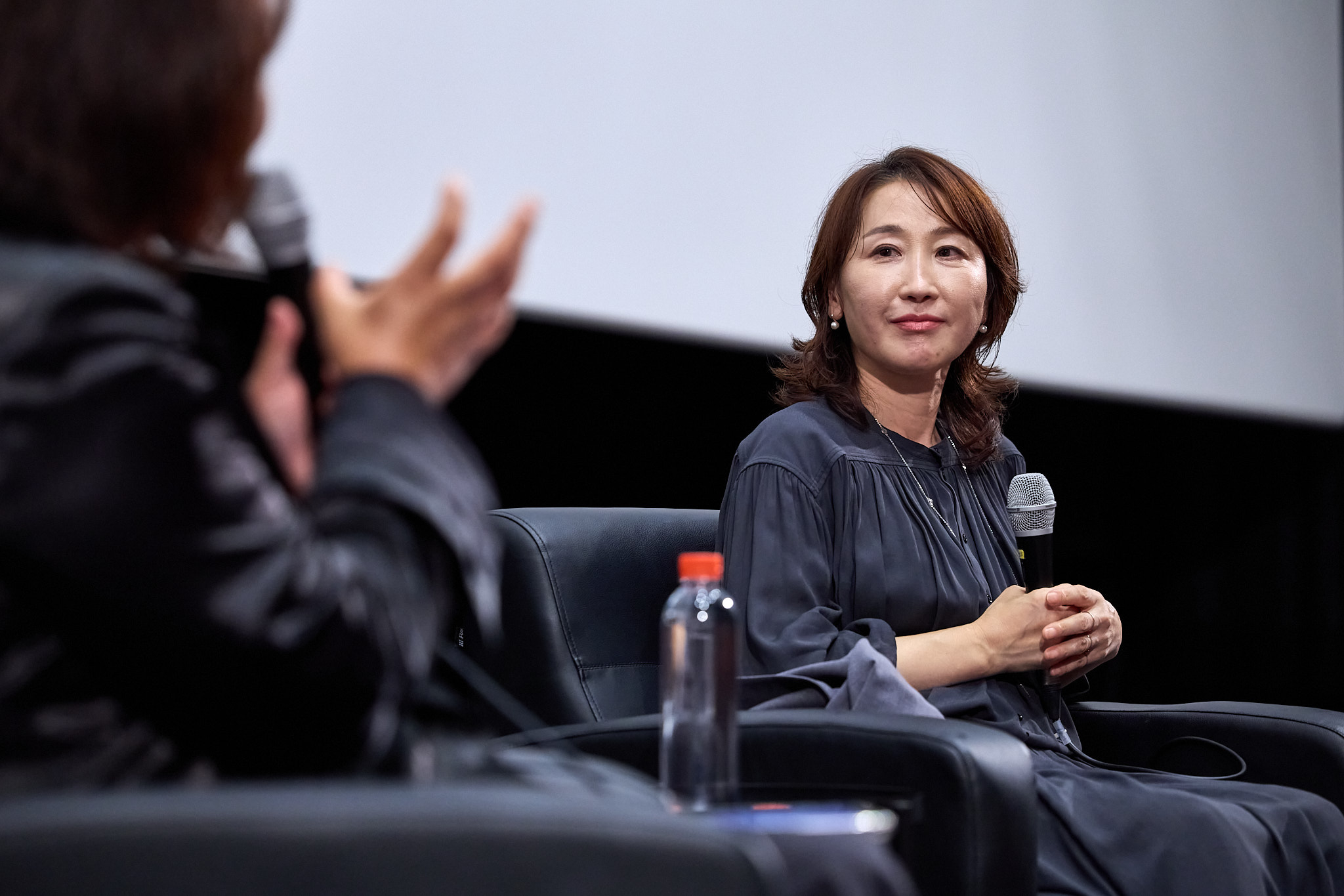 Production designer Ryu Seong-hie, right, attends her special talk session, titled “The Cinematic Life of Ryu Seong-hie: Winner of the 1st Camellia Award,” held at the Cinematheque venue at the Busan Cinema Center in Haeundae District on Saturday evening. [BIFF]